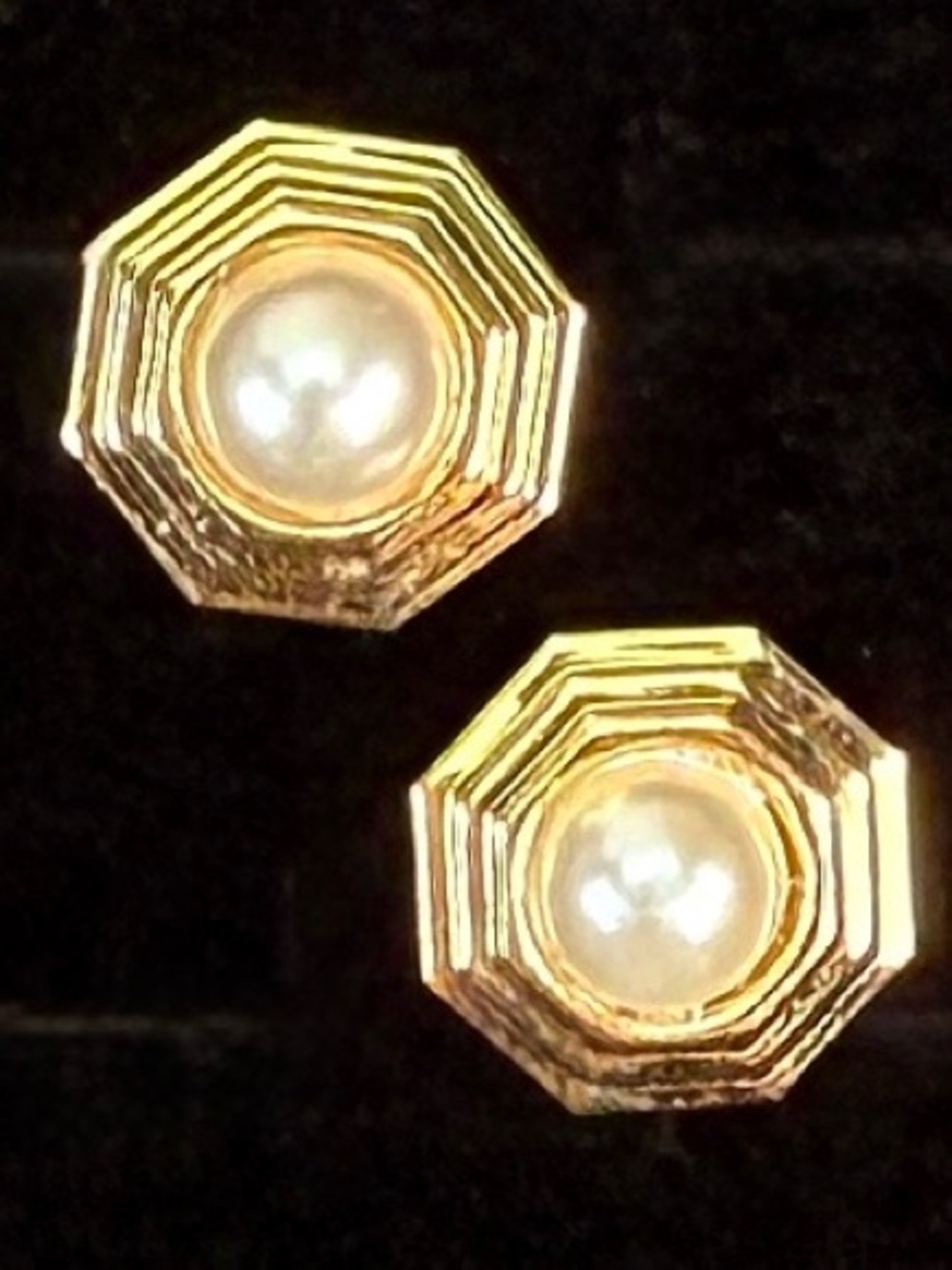 Vintage goldtone faux pearl lightweight pierced stud earrings